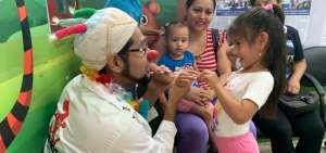 Los ni&ntilde;os del hospital Efr&eacute;n Jurado juegan con los clowns del grupo Pura Risa.