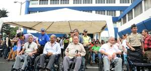 Miembros de la Polic&iacute;a en servicio pasivo recibieron sillas en el acto de entrega simb&oacute;lica de las ayudas t&eacute;cnicas.