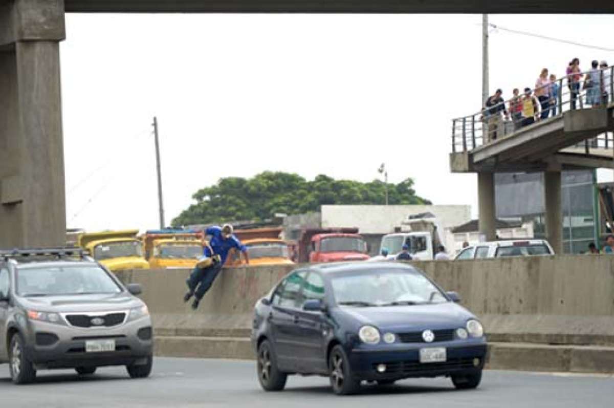 Un transe&uacute;nte   pasa corriendo por  los carriles de la Perimetral, a la altura de El Fort&iacute;n, sin usar la estructura para los peatones. Foto: Jos&eacute; Mor&aacute;n | El Tel&eacute;grafo