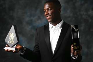 Moisés Caicedo fue reconocido por los hinchas y por sus compañeros