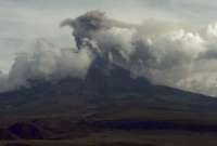 El Cotopaxi volvió a emitir ceniza y gases