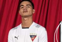 Alexander Alvarado posa con la camiseta oficial de Liga de Quito para el 2023. 