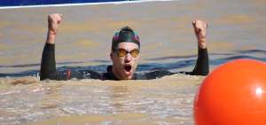 Esteban Enderica festeja su triunfo en los 10 kil&oacute;metros aguas abiertas de los Juegos Suramericanos Cochabamba 2018.