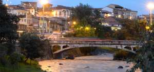 En los &uacute;ltimos a&ntilde;os en el centro hist&oacute;rico de Cuenca y sus alrededores se  destruy&oacute; el patrimonio para implementar comercios y parqueaderos.