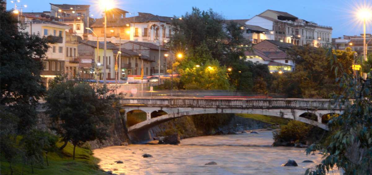 En los &uacute;ltimos a&ntilde;os en el centro hist&oacute;rico de Cuenca y sus alrededores se  destruy&oacute; el patrimonio para implementar comercios y parqueaderos.