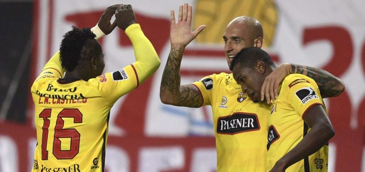 El delantero argentino Ariel Nahuelp&aacute;n (centro) celebra el triunfo en el estadio &Uacute;nico de La Plata junto con &Eacute;rick Castillo (izq.) y Jefferson Mena (der.).
