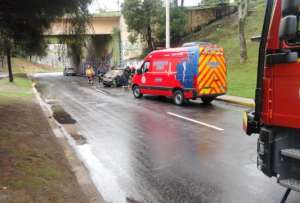 Susto en El Inca: un autom&oacute;vil cay&oacute; desde un paso elevado y fue hallado abandonado