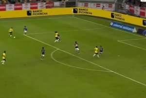 Romario Ibarra casi anota el primer gol de Ecuador en amistoso ante Japón