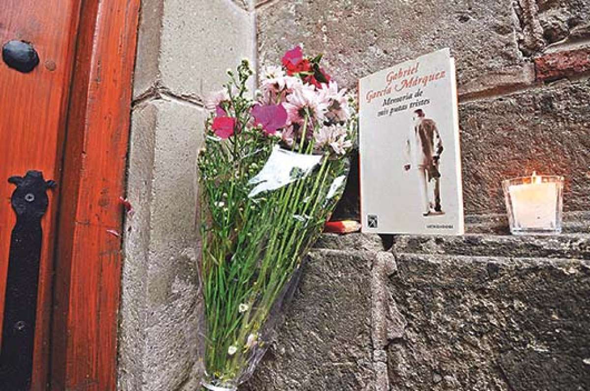 Flores, libros, dulces y otros regalos, dejados por sus admiradores, ya fueron recogidos desde la casa. Aqu&iacute; una de sus grandes obras. 