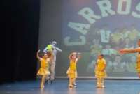 El tierno gesto de un padre tras subir al escenario para calmar a su hija durante una presentación escolar ha enternecido a los usuarios de TikTok.