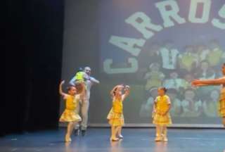 El tierno gesto de un padre tras subir al escenario para calmar a su hija durante una presentación escolar ha enternecido a los usuarios de TikTok.