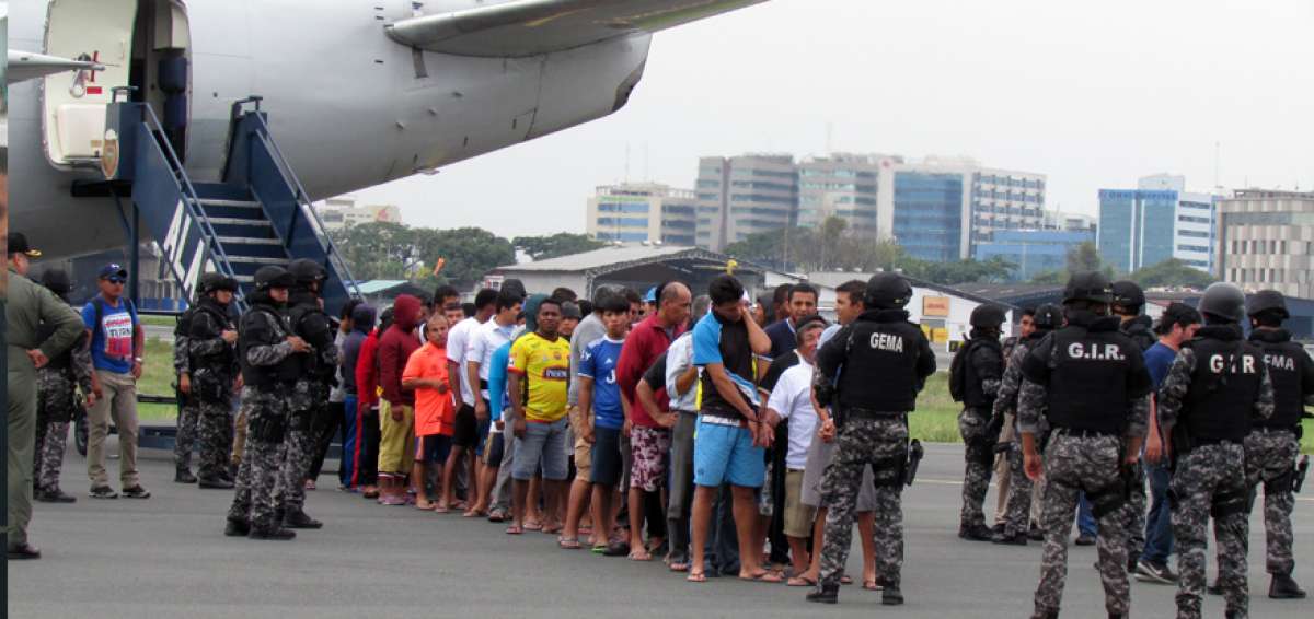 Un avi&oacute;n de la FAE traslad&oacute; a los aprehendidos desde San Crist&oacute;bal hasta la Base A&eacute;rea de Guayaquil.