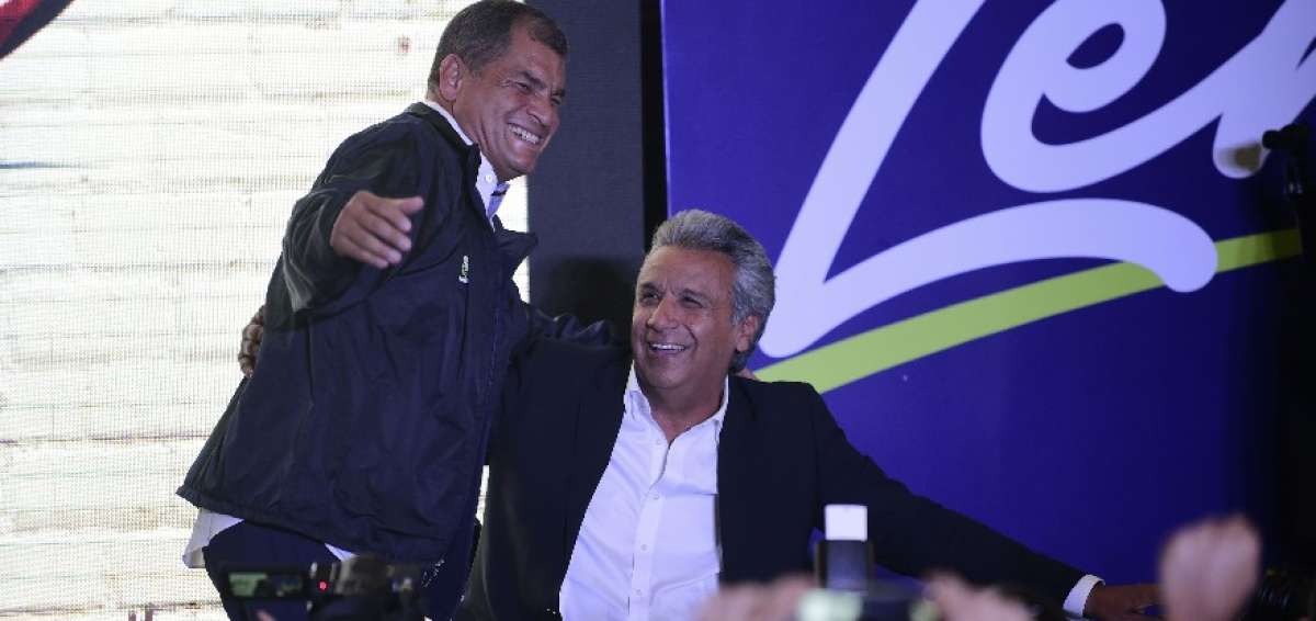 El presidente Rafael Correa fue hasta el Hotel Quito para saludar al candidato Len&iacute;n Moreno que esperar&aacute; los resultados oficiales en ese lugar.