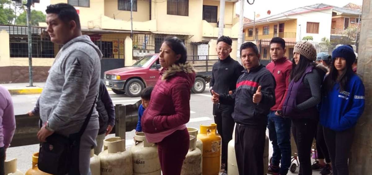 Los cuencanos hacen cola para comprar una bombona de gas.