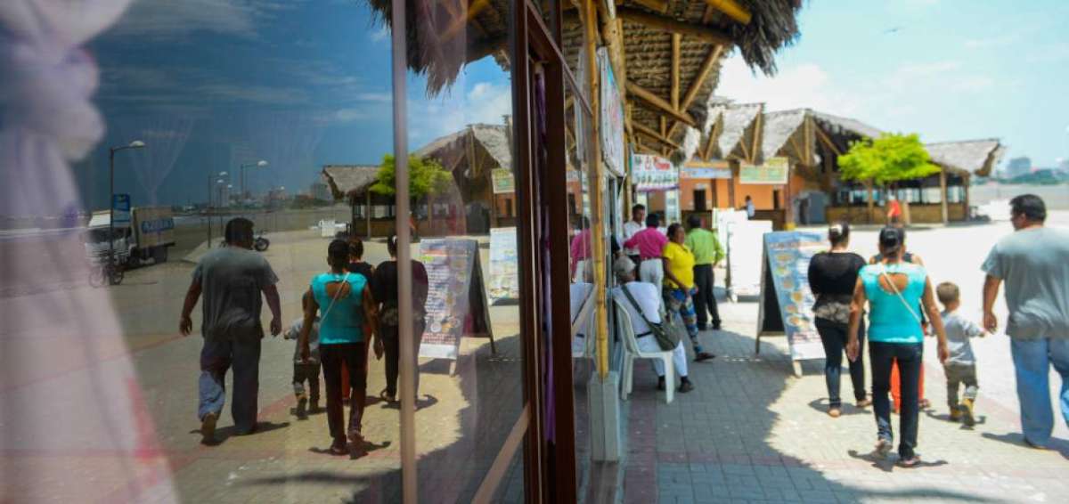 Playita M&iacute;a, en Manta, es uno de los sitios m&aacute;s concurridos en cada feriado. All&iacute;, los visitantes no solo pueden ba&ntilde;arse, sino tambi&eacute;n degustar una variedad de platos elaborados con pescado y otros mariscos. Los precios oscilan entre los $ 3 y $ 8.
