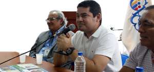 Con gritos, insultos y empujones, ciudadanos impidieron la labor de la prensa mientras se entrevistaba al titular del CPCCS, Jos&eacute; Tu&aacute;rez, durante un conversatorio con organizaciones sociales en Guayaquil.