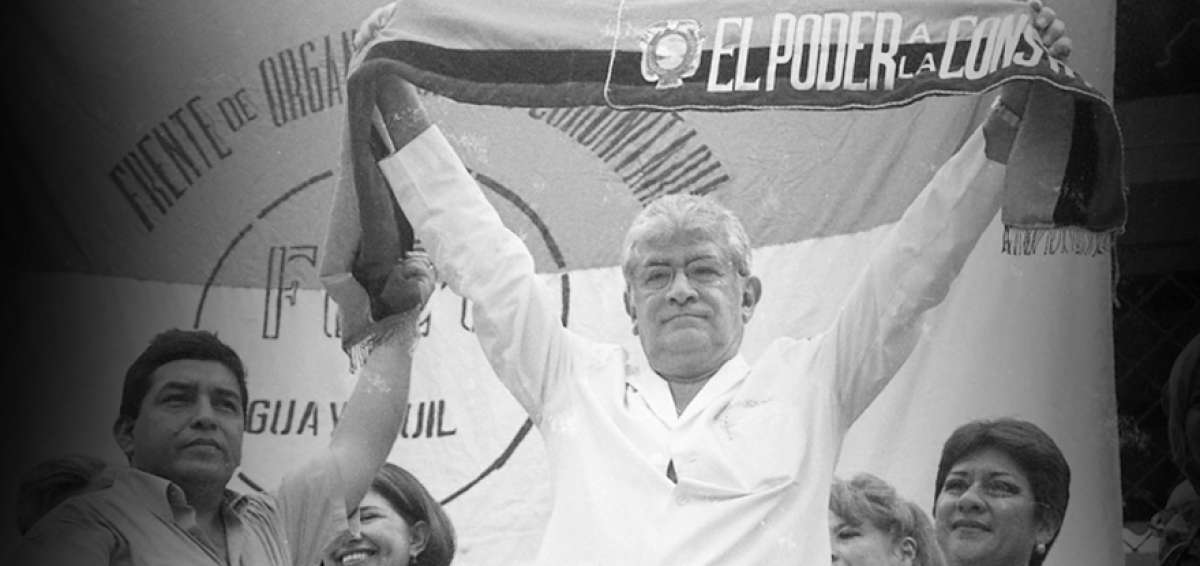 En un acto p&uacute;blico, Alfredo Palacio exhibe la banda presidencial que no recibi&oacute; cuando fue posesionado.