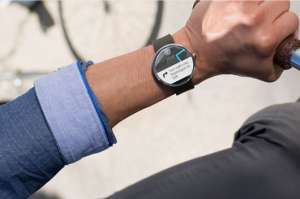 El Moto 360, de Motorola, es la &uacute;nica pulsera inteligente de formato circular que hay en el mercado. Foto: Tomado de enciendete.co