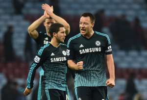 Eden Hazard (i.) y John Terry celebran la victoria del Chelsea que lo afirma en el liderato. Foto: AFP