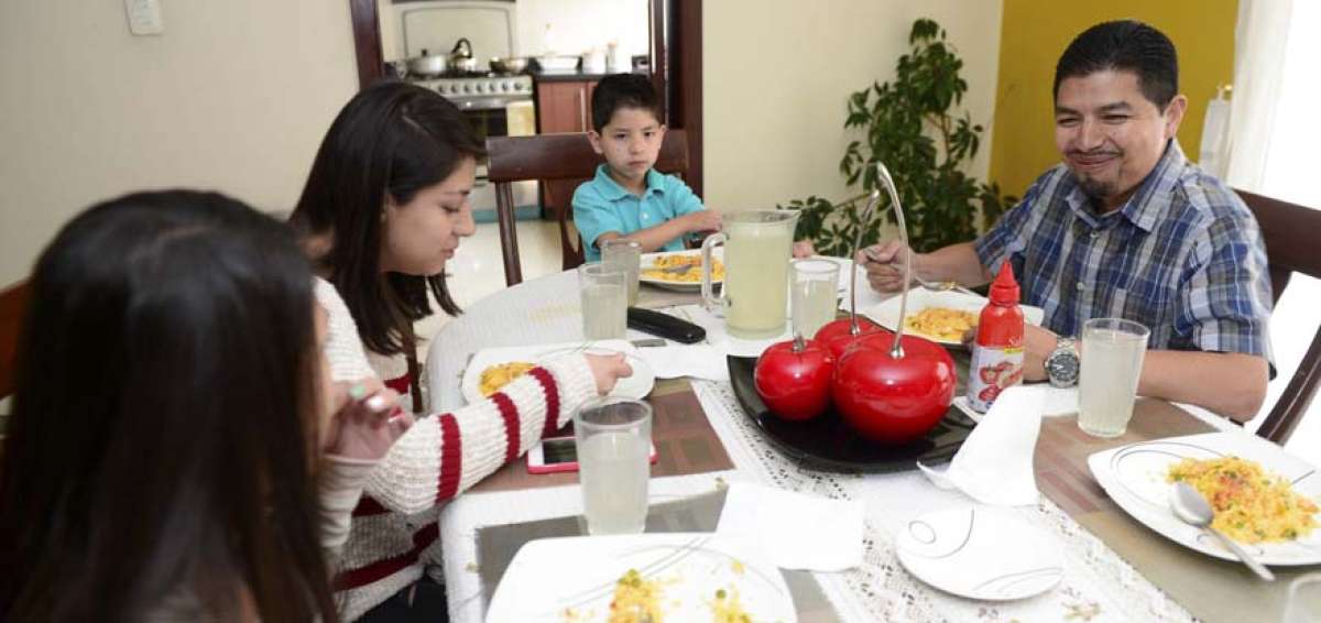 Diego Garc&iacute;a prepara la comida y almuerza con sus tres hijos. La mayor, Michelle, tiene 24 a&ntilde;os, mientras que su &uacute;ltimo hijo, Juli&aacute;n, cumpli&oacute; 5.