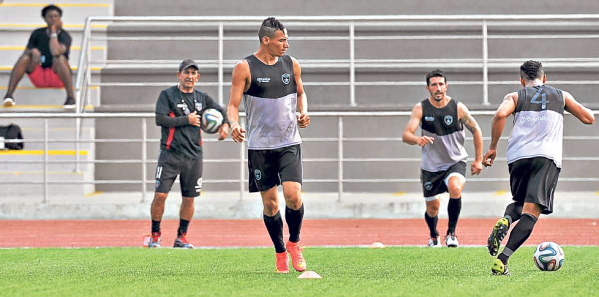 El delantero Patrick Qui&ntilde;&oacute;nez (c) y el defensa Fernando L&oacute;pez (d) durante el entrenamiento en el Parque Los Samanes. Foto: William Orellana / El Tel&eacute;grafo