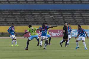 Elio Lastra (15) del Manta disputa el bal&oacute;n con un jugador del Deportivo Quito. Foto: John Guevara/El Tel&eacute;grafo