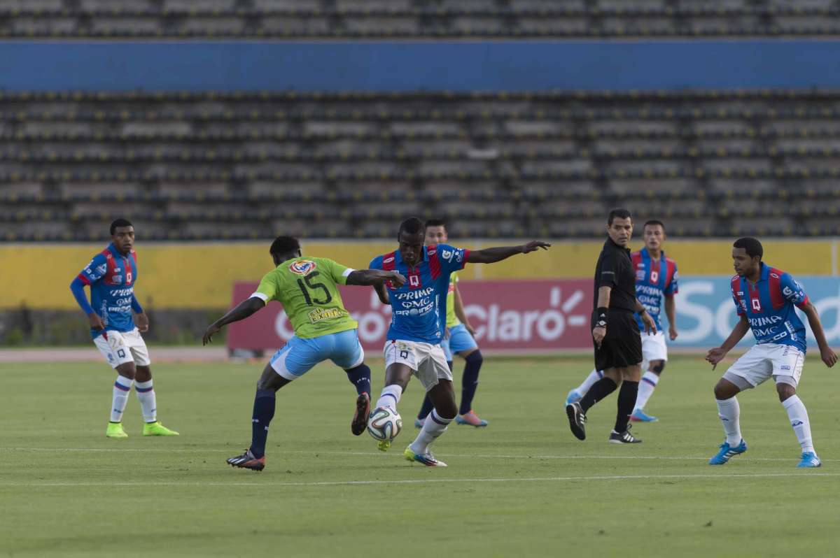 Elio Lastra (15) del Manta disputa el bal&oacute;n con un jugador del Deportivo Quito. Foto: John Guevara/El Tel&eacute;grafo