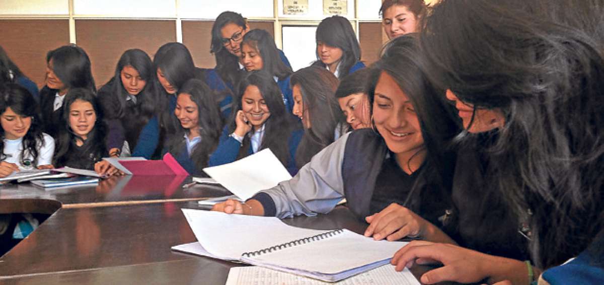 Las integrantes del club de periodismo pusieron las manos a la obra en la organizaci&oacute;n de grupos de trabajo y la propuesta de temas que desarrollar&aacute;n. Foto: Jos&eacute; Miguel Castillo / El Tel&eacute;grafo
