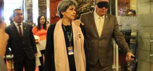 La inseguridad a la hora de dar los pasos con los ojos vendados fue evidente en Patricio Donoso, pese a avanzar con su mano sobre el hombro de una gu&iacute;a.
