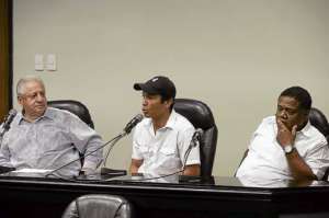 Edwin Tenorio (c), vicepresidente del gremio de futbolistas del Ecuador, durante las reuniones con la FEF.