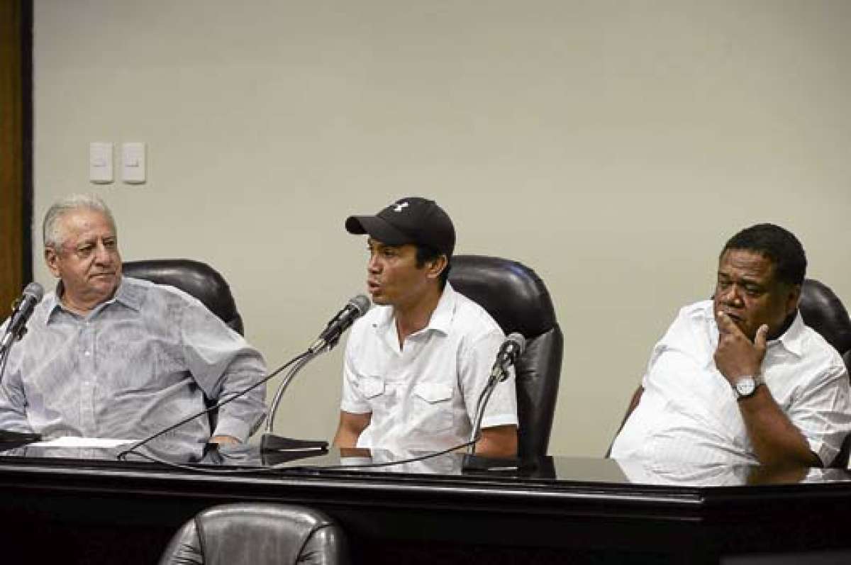 Edwin Tenorio (c), vicepresidente del gremio de futbolistas del Ecuador, durante las reuniones con la FEF.