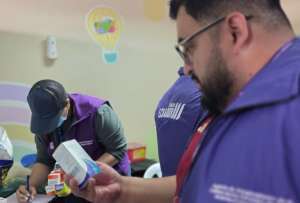 Autoridades decomisaron medicamentos sujetos a fiscalización y clausuraron una farmacia clandestina en Durán.