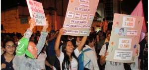 Cerca de 50 personas se congregaron con pancartas y lanzando consignas a favor de la ni&ntilde;ez. 