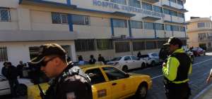 Polic&iacute;as resguardaron el hospital Universitario Cat&oacute;lico, donde se tom&oacute; la versi&oacute;n del sacerdote.