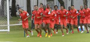 El delantero colombiano Cristian Mart&iacute;nez (c) trota junto a sus compa&ntilde;eros durante el entrenamiento de ayer en el complejo de Pomasqui.