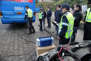 Los controles de revisi&oacute;n de gases se realizar&aacute;n a buses de servicio p&uacute;blico y privados, de manera aleatorio. Cortes&iacute;a: Agencia Metropolitana de Tr&aacute;nsito