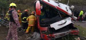 Los bomberos intervinieron para extraer del bus a las v&iacute;ctimas del accidente del choque.