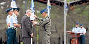 Durante la ceremonia en la base a&eacute;rea Taura se condecor&oacute; a 3 comandantes de la FAE en servicio pasivo. Foto: Miguel Castro / El Tel&eacute;grafo