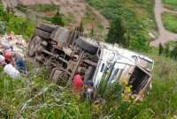 Un camión y un automóvil cayó en una pendiente en Tungurahua