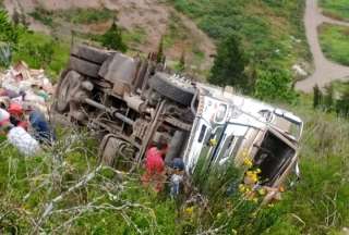 Un camión y un automóvil cayó en una pendiente en Tungurahua