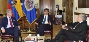 Antes de la sesi&oacute;n del Consejo Permanente, el canciller ecuatoriano, Jos&eacute; Valencia (c), se reuni&oacute; con el secretario General de la OEA, Luis Almagro.