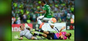 Librado Azcona (izq.) y Arturo Mina (d.), arquero y defensa central del Independiente del Valle, van a la marca de Miguel Borja, el delantero del Atl&eacute;tico Nacional de Medell&iacute;n, quien fue el autor del &uacute;nico gol del partido.   