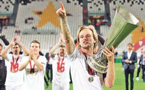 El croata Ivan Rakitic, jugador del Sevilla, celebra el t&iacute;tulo con los aficionados espa&ntilde;oles. Foto: EFE.