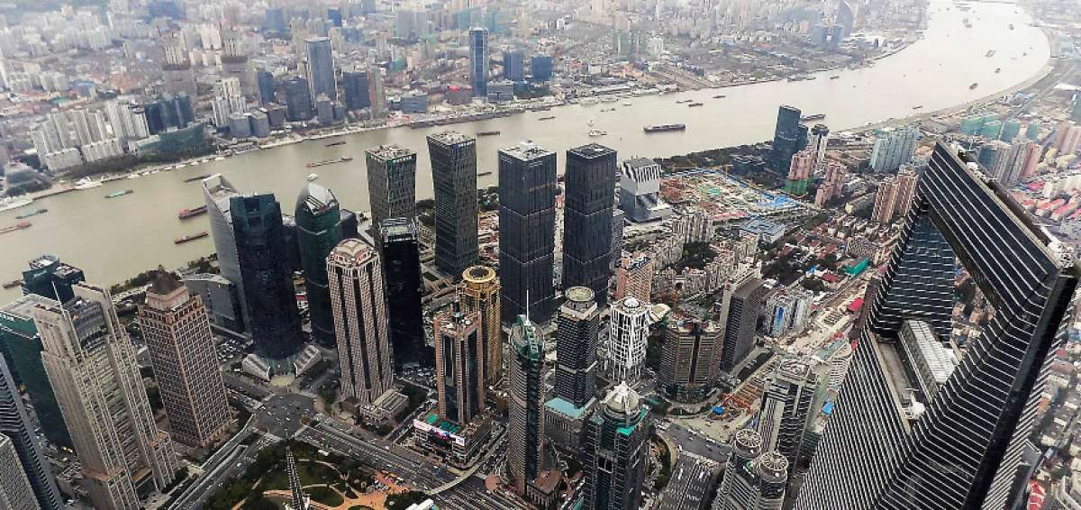Panor&aacute;mica de la urbe portuaria de Shanghai, coraz&oacute;n econ&oacute;mico de China, desde el mirador de la &lsquo;Torre de Shanghai&rsquo;, el segundo edificio m&aacute;s alto del planeta.