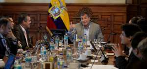 El presidente de la Rep&uacute;blica, Rafael Correa (centro), particip&oacute; en el encuentro entre funcionarios del Frente Econ&oacute;mico y representantes de las cooperativas.