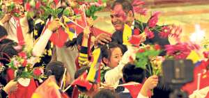 El presidente de Ecuador, Rafael Correa, acudi&oacute; ayer al Palacio del Pueblo, donde fue recibido por su hom&oacute;logo chino, Xi Jinping, y decenas de ni&ntilde;os que portaban banderas de ambos pa&iacute;ses. Foto: Cortes&iacute;a / Presidencia de la Rep&uacute;blica