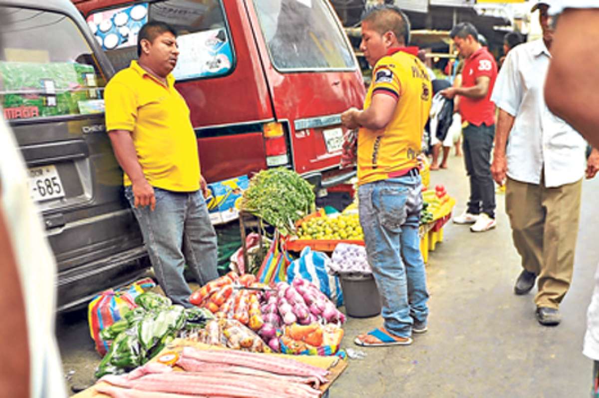 Comerciantes informales de pescado y otros v&iacute;veres est&aacute;n en las veredas, mientras los formales en el mercado. Foto: Rodolfo P&aacute;rraga/ El Tel&eacute;grafo