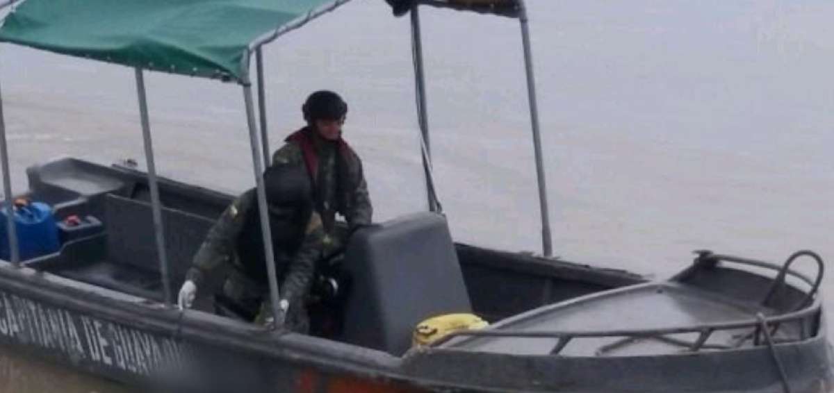 Miembros de la Armada a bordo de una lancha fluvial del Ret&eacute;n de R&iacute;o Guayas colaboraron en el hallazgo.