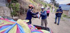 Personal municipal entrega las canastas b&aacute;sicas, que cuentan con alimentos no perecibles, en sectores de escasos recursos econ&oacute;micos. 