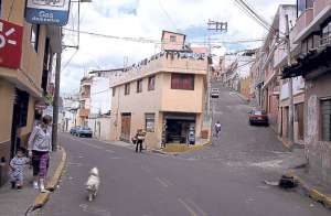 En la actualidad, San Roque constituye un punto de comercio del Centro Hist&oacute;rico. La calle Rocafuerte tiene a cada lado tiendas y locales. Un punto de concentraci&oacute;n popular de la zona es el mercado. Foto: &Aacute;lvaro P&eacute;rez |  El Tel&eacute;grafo